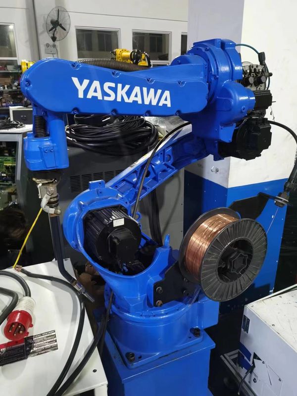 Βιομηχανική συγκόλληση MA1400 Yaskawa Χρησιμοποιούμενο ρομποτικό χέρι με ωφέλιμο φορτίο 3kg με ντουλάπι ελέγχου 6 άξων
