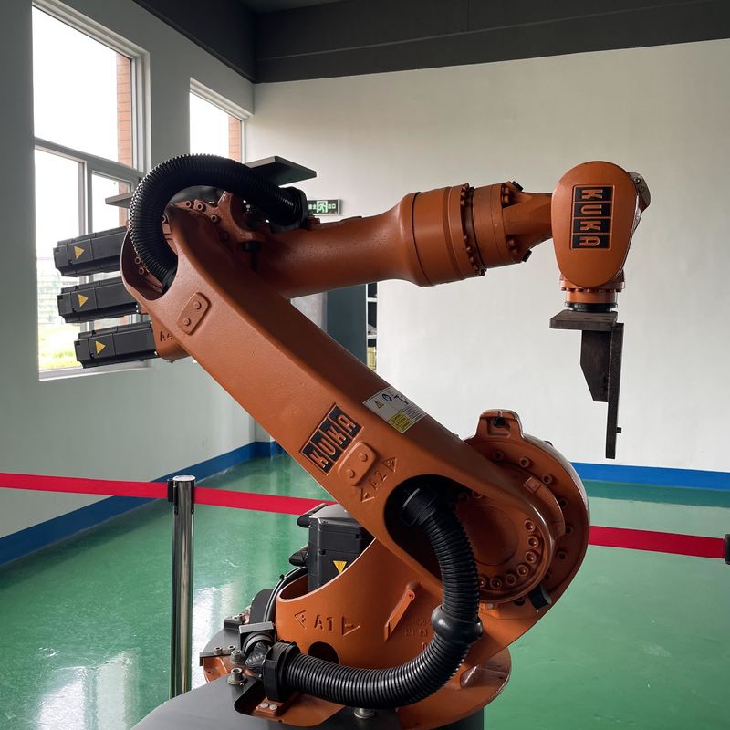 Χρήσιμο φορτίο KUKA Kr16 Ρομπότ συγκόλλησης με ελεγκτή XP 1611 mm Reach Fronius πηγή συγκόλλησης χειρισμός συναρμολόγησης φορτίο κοπής