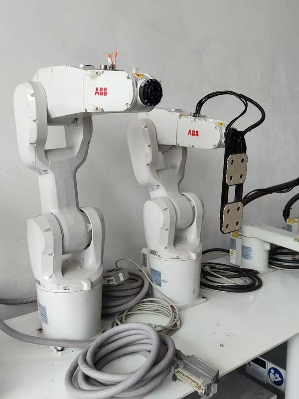 Ρομπότ φόρτωσης 380V με εμβέλεια 1611 mm σχεδιασμένο για τη βελτίωση της αποτελεσματικότητας φόρτωσης στα κέντρα παραγωγής και διανομής