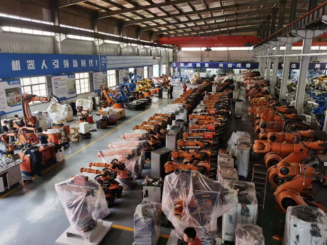 1130 kg Ρομποτική μάζα Χρησιμοποιούμενο ρομποτικό χέρι 6 άξονες C4 ελεγκτής Ιδανικό για αυτοματοποιημένες γραμμές παραγωγής και πολύπλοκες εργασίες συναρμολόγησης