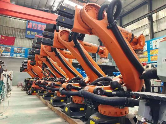 KUKA χρησιμοποίησε το ρομποτικό γραφείο ελέγχου βραχιόνων KR210 C4 που χειρίζεται που συσσωρεύει τη χάραξη σφράγισης φόρτωσης